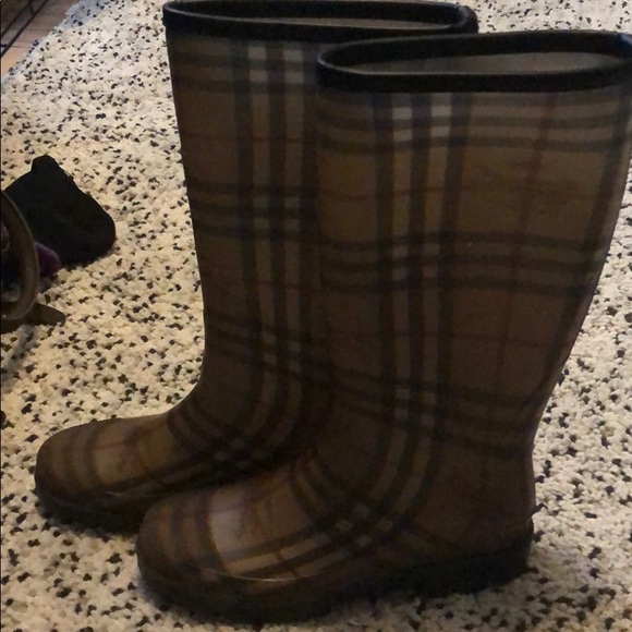 Authentic Burberry rain boots - Picture 1 of 4